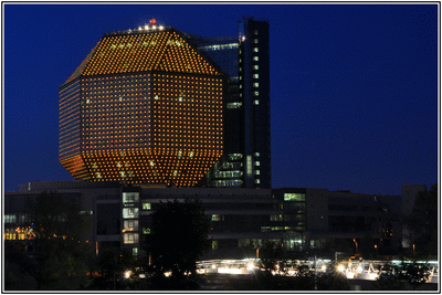 Национальная библиотека Беларуси в огнях ночной подсветки