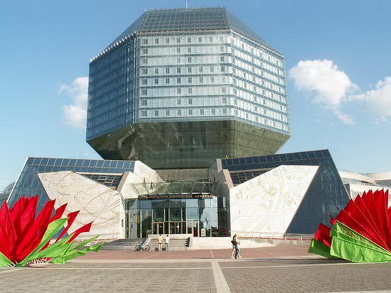 Главный вход в Национальную библиотеку Беларуси