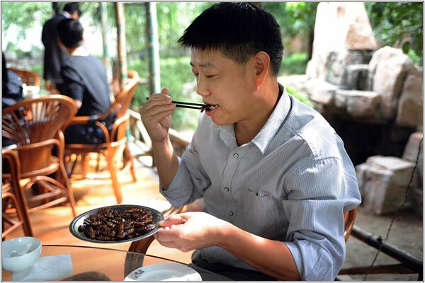 Китайцы едят тараканов