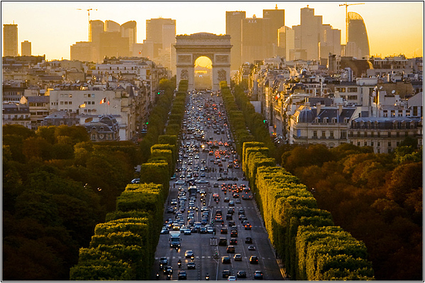 Романтическая прогулка по улице Елисейские поля в Париже