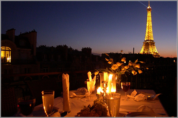 Романтический ужин при свечах в Париже