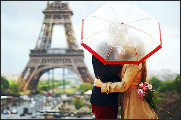 Поцелуи у Эйфелевой башни в Париже