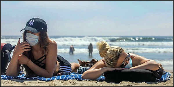Девушки в масках на пляже