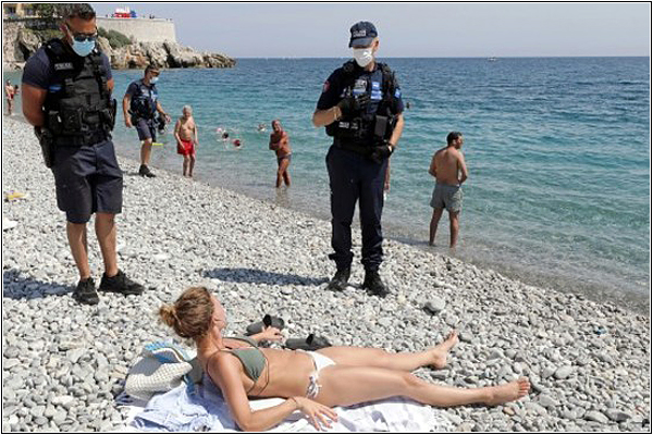 На пляжах штрафуют туристов без масок