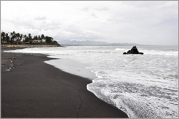 Пляж с черным песком на Бали