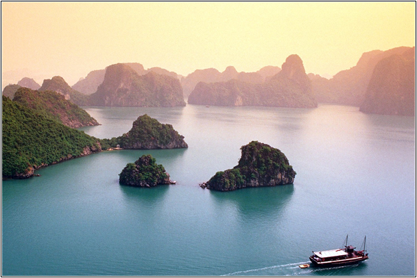 Бухта Халонг во Вьетнаме