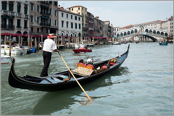 Водная прогулка на гондоле в итальянском городе Венеция