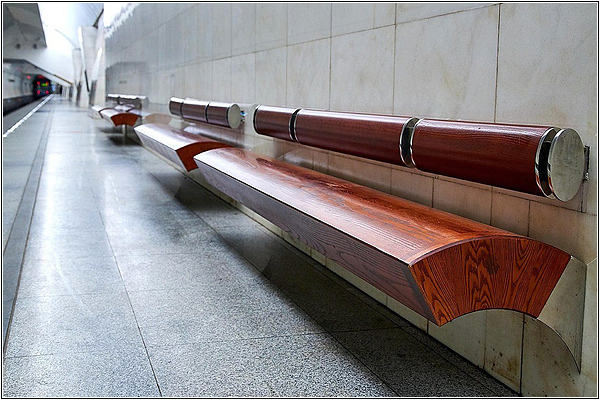 Изогнутые скамейки на станции метро Петровско-Разумовская