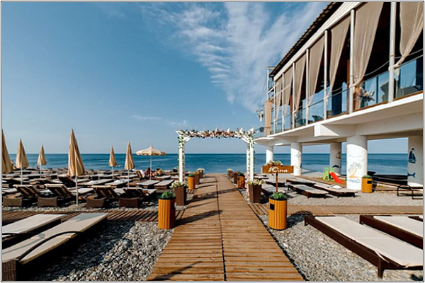 Собственный пляж отеля Hotel & SPA «Прометей Клуб»