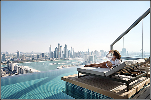 Бассейн на крыше небоскреба в Дубае