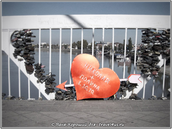Замочек любви на ограждении Моста Поцелуев в Краснодаре