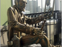 Памятник Винсенту Ван Гогу в Омске