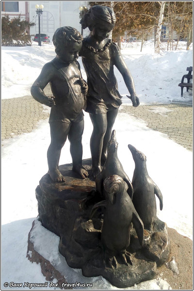 Дети, кормящие пингвинов