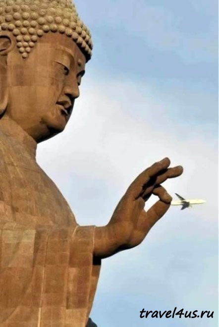 Будда играет с самолетиком