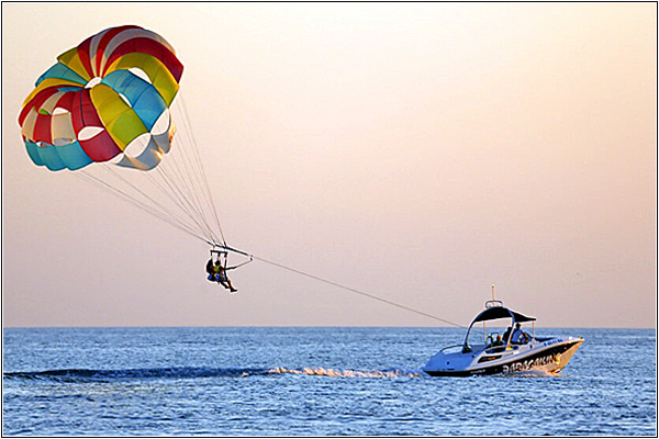 Самые популярные экскурсии в Дубае: парасейлинг в Дубае