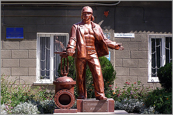 Памятники сантехникам и водопроводчикам: Дающий жизнь в Евпатории (Россия)