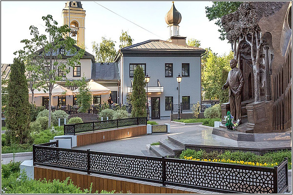 Скамейки с розетками в Сквере Ислама Каримова