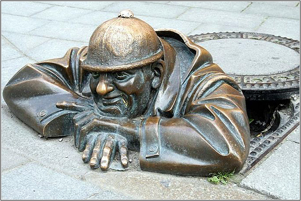 Памятники сантехникам и водопроводчикам: Чумил в Братиславе (Словакия)