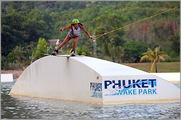 Морские приключения на Пхукете в феврале: вейкбординг