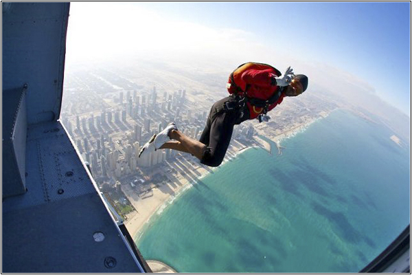 Самые популярные экскурсии в Дубае: прыжок с парашютом