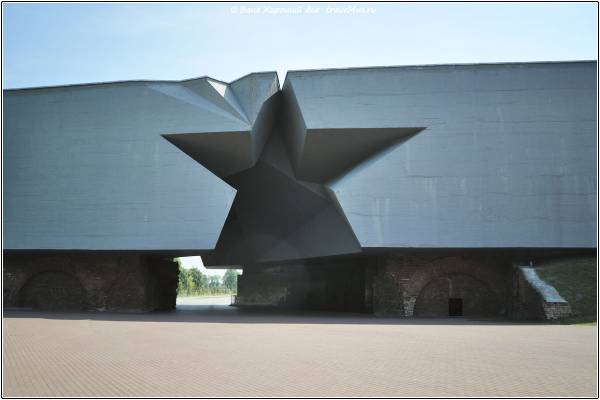 Главный вход в мемориальный комплекс «Брестская крепость-герой» Главный вход в мемориальный комплекс «Брестская крепость-герой»