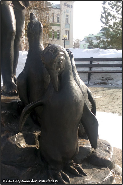 Дети, кормящие пингвинов
