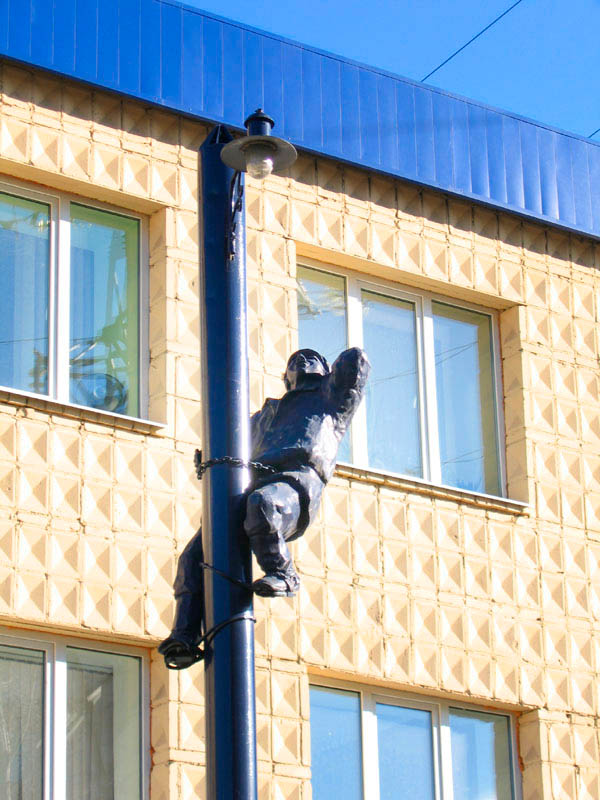 Памятник электрику