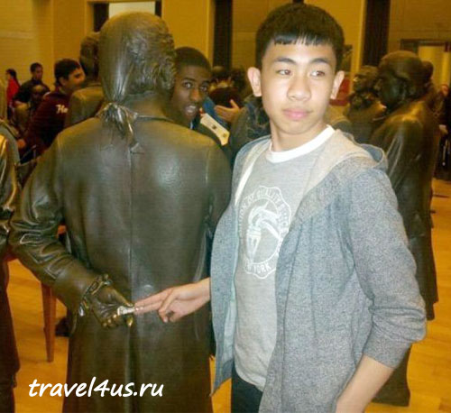 Дал взятку памятнику